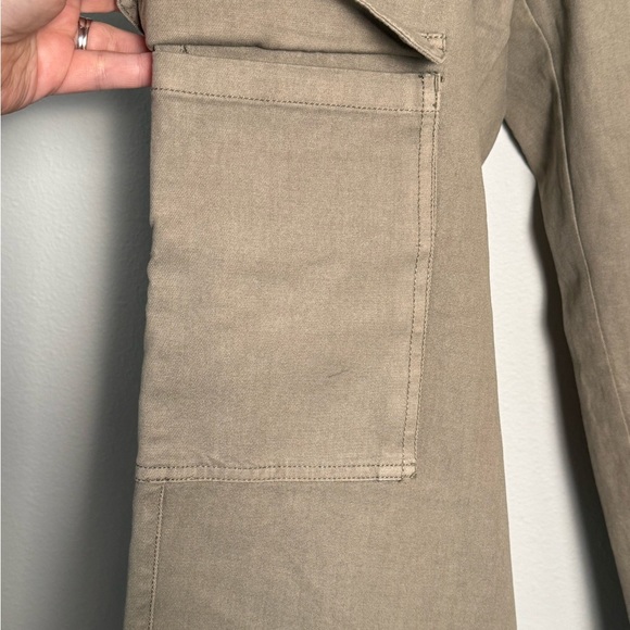 Universal Thread Women's Army Green Wide Leg Cargo Pants - Picture 5 of 5